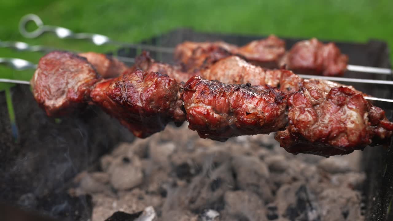 pinzas de carne a la parrilla en una barbacoa