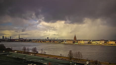 riga, letonia horizonte cloudscape lapso de tiempo con lluvia, viento, arco iris, todo el día