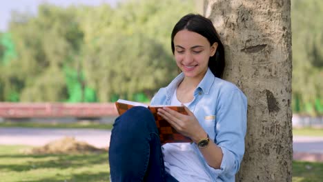 chica india feliz leyendo un libro