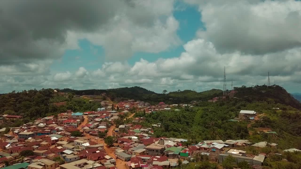 아프리카의 산악 지역에 있는 집들의 드론 샷