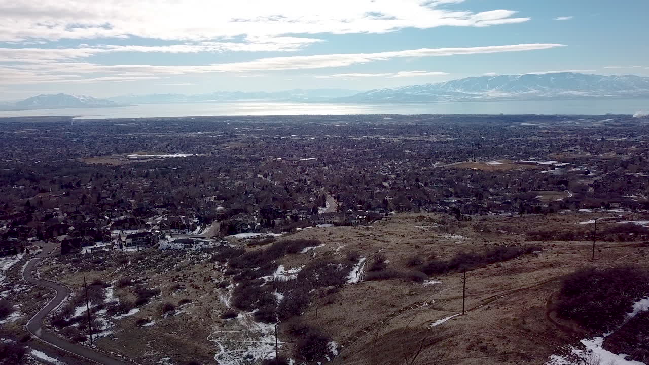 산기슭에서 아래 계곡의 도시로 날아갑니다.