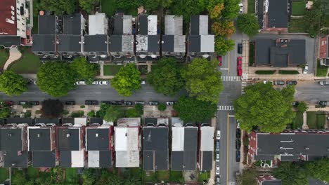 Toma-Aérea-Directa-Hacia-Abajo-De-Casas-Adosadas-En-Un-Suburbio-De-La-Ciudad