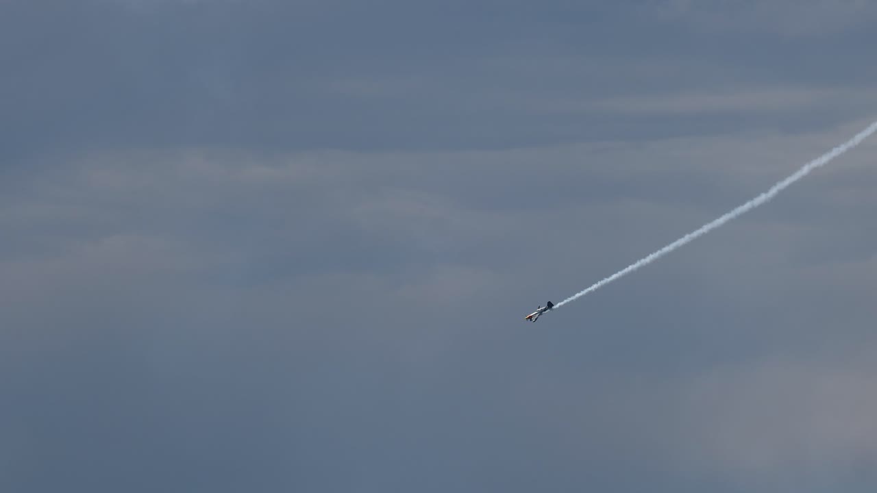 парашютисты создают узоры на фоне облачного неба