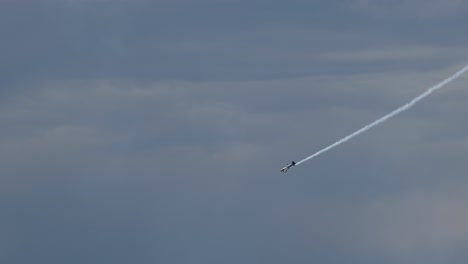los paracaidistas crean patrones contra un cielo nublado
