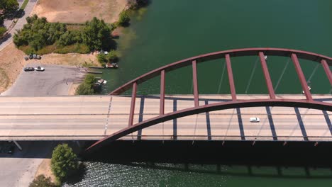 Pan-right-drone-shot-of-the-Pennybacker-Bridge-in-Austin,-Texas