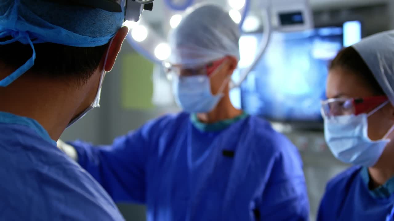 수술 4k를 수행하는 외과 의사