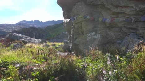 在法國阿爾卑斯山區的chamonix附近,在一個溫暖的夏天,山地營地的旗<unk>在風中揮舞