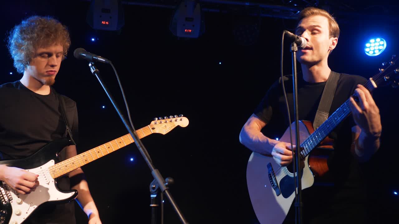 콘서트 록 밴드, 두 개의 전기 기타와 함께 무대에서 공연하는 가수, 뮤직비디오 크, 헤비 메탈 또는 록 그룹, 느린 동작 악기 연주 두 사람의 밴드