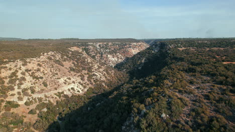 Vuelo-De-Drones-A-Través-De-Un-Río-Seco-En-Chipre