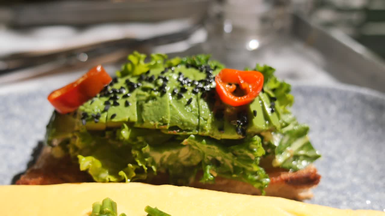 달 과 함께 아보카도 토스트