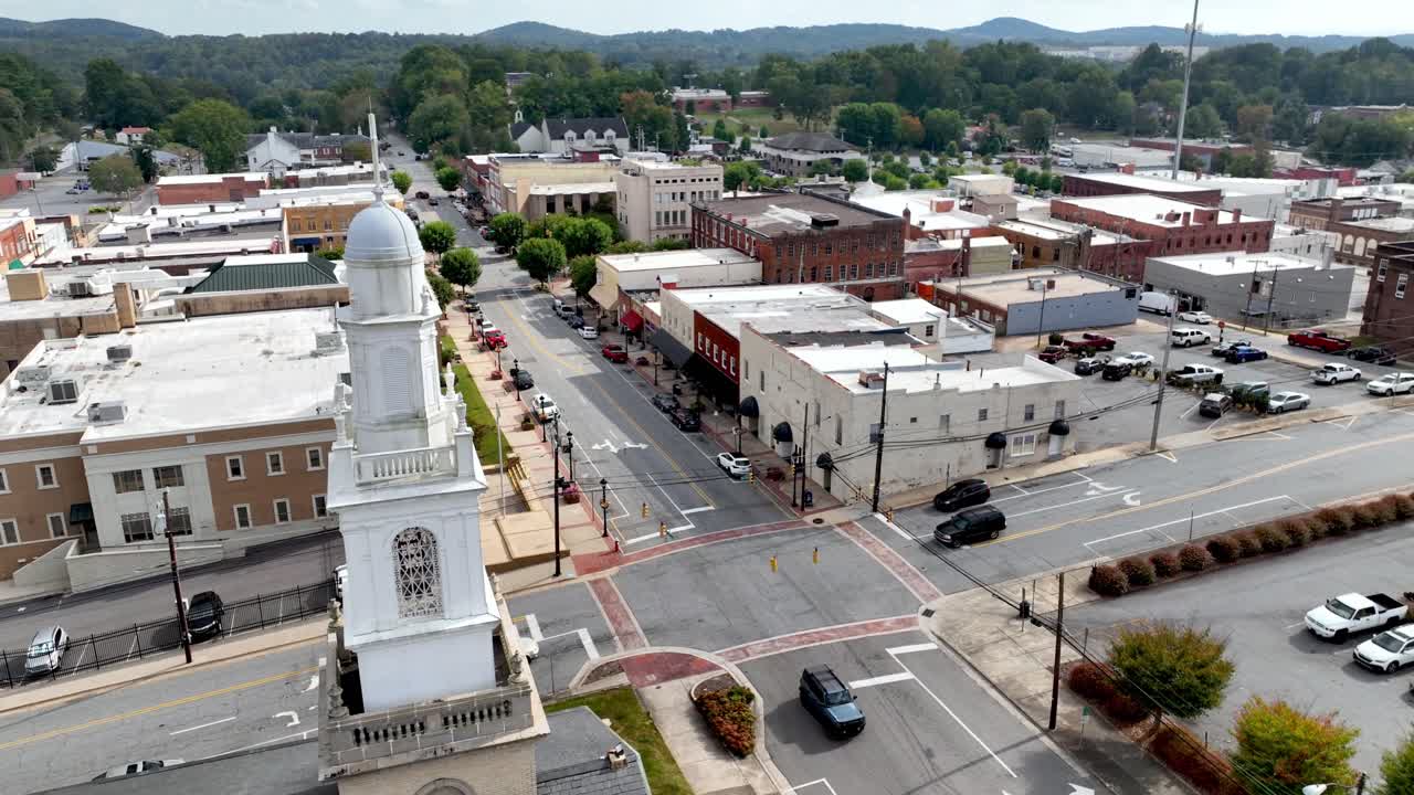 orbita aérea de la primera iglesia bautista en lenoir, nc, carolina del norte