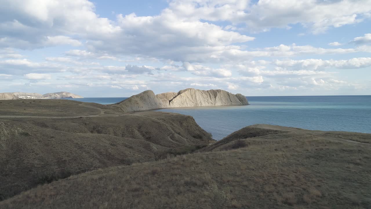 paisaje costero con acantilados y mar