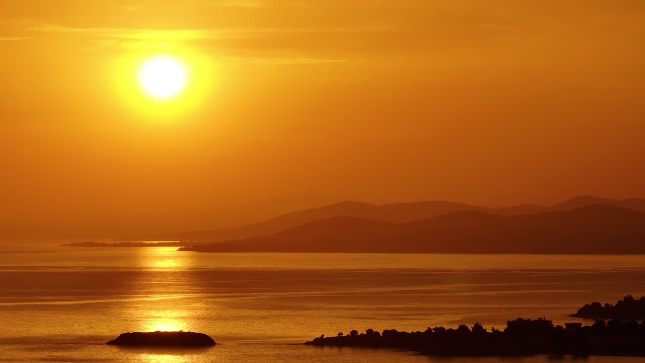 바다 위의 놀라운 일몰