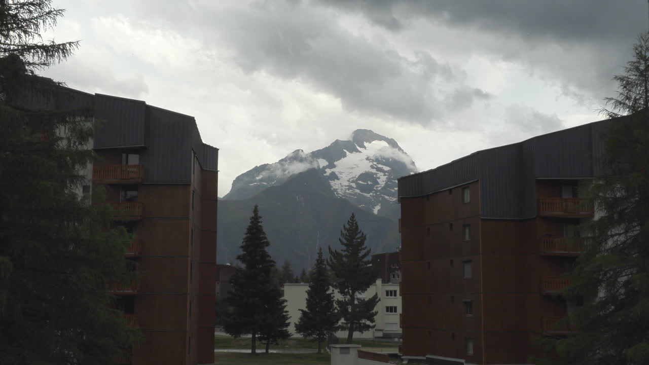 timelapse durante una tormenta que pasa y revela el pico de la montaña en les deux alpes, alpes franceses