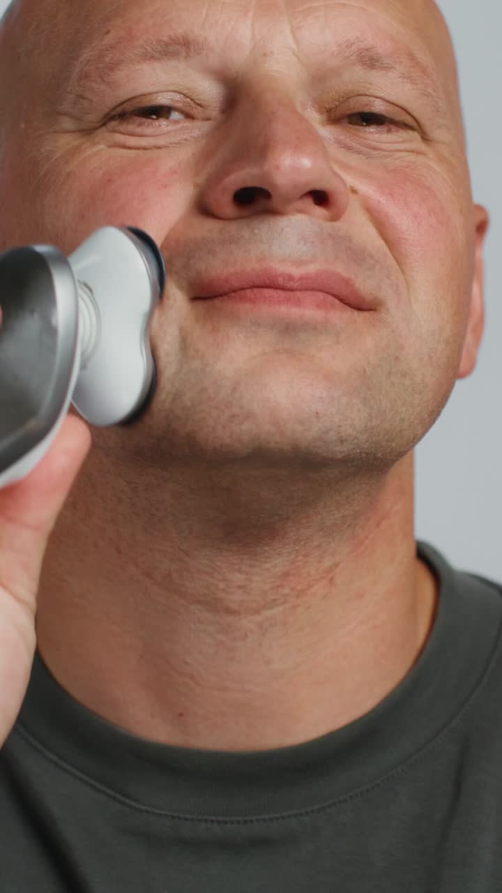 hombre afeitando con afeitadora eléctrica