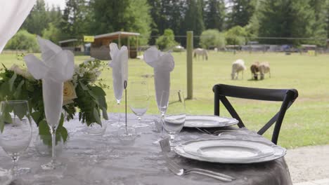 mesa de banquete para una boda en una granja