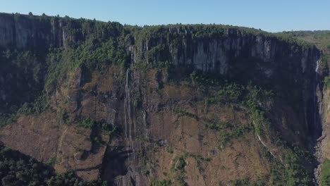 Drone-shot-of-Mutarazi-Falls-in-Zimbabwe---drone-is-flying-sideways,-showing-both-waterfalls