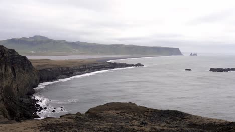 acantilado rocoso lavado por el mar espumoso en clima nublado