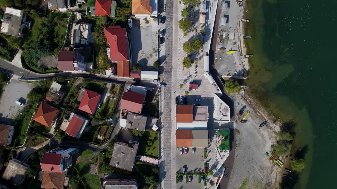 장식용 조약돌이 있는 슈코드라 호수 가장자리에 있는 그림 같은 시로카 마을