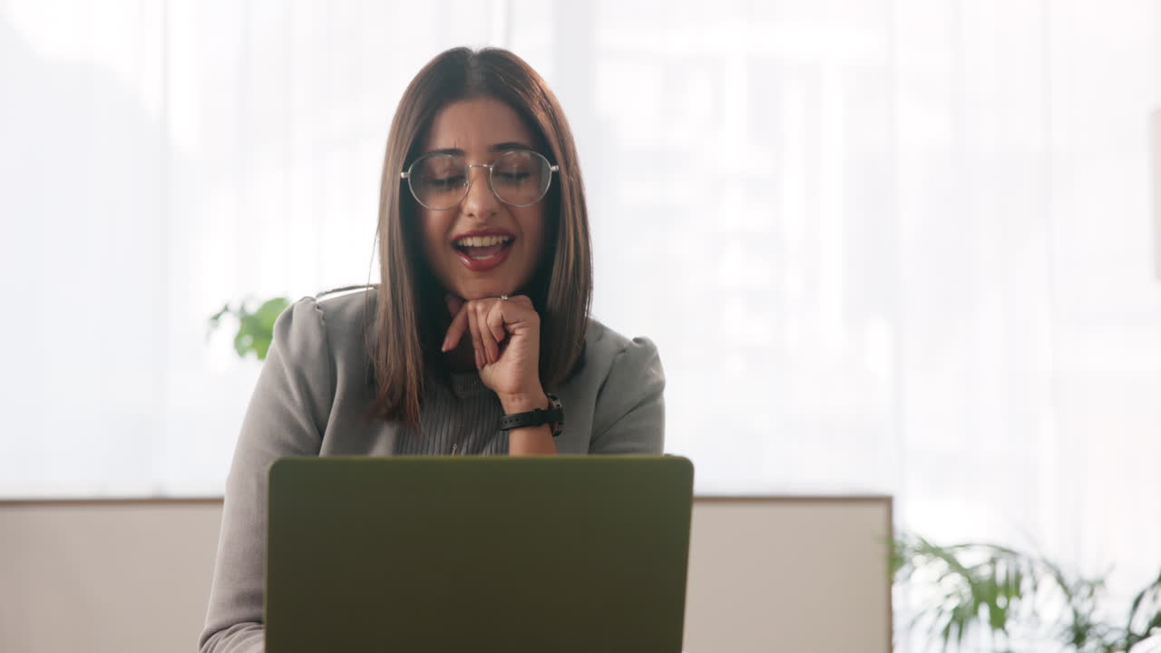 mujer trabajando en una computadora portátil en la oficina