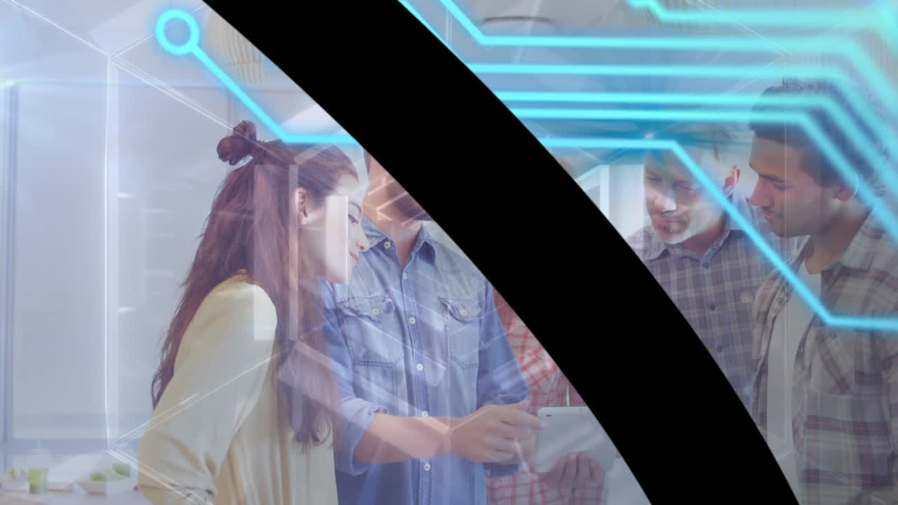 animación de la línea negra y el circuito integrado sobre diversos compañeros de trabajo.