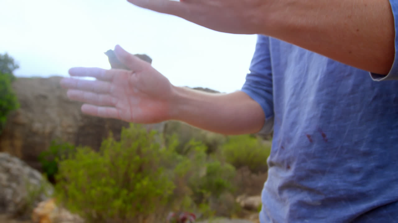 손에 크레이드 파우더를 적용하는 남자 4k