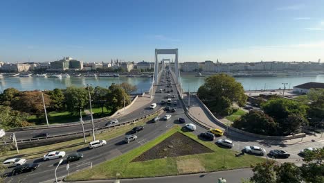 Amplio-ángulo-De-Visión-Del-Tráfico-En-El-Puente-Isabel-Sobre-El-Río-Danubio.