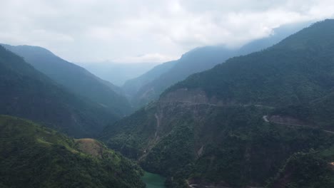 la entrada al bucle de ha giang en vietnam cubierta por una manta de niebla