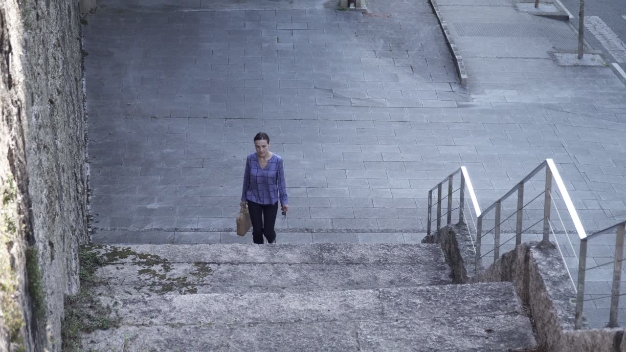 길거리 계단 을 오르는 사업가