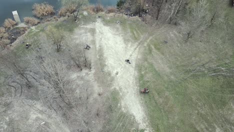motocross junto al lago. vista aérea