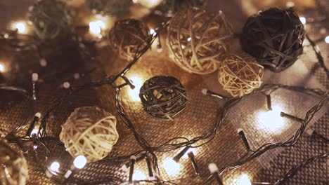 guirnalda de navidad de primer plano y bolas hechas a mano en un playd con luces doradas. concepto de navidad. decoración del hogar