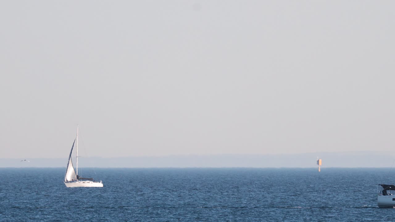 항해 보트 가 바다 를 가로질러 미끄러진다