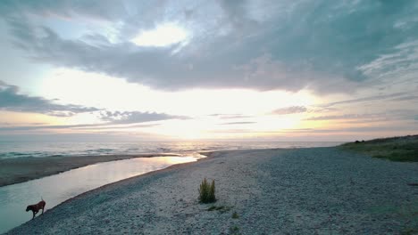 Blick-Auf-Den-Fluss-Uzava,-Der-An-Einem-Sommerabend-In-Uzava-In-Lettland-In-Die-Ostsee-Mündet