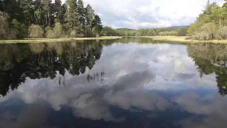 Loch-Kinord-An-Einem-Wunderschönen-Frühlingsmorgen-Mit-Wolkenreflexionen