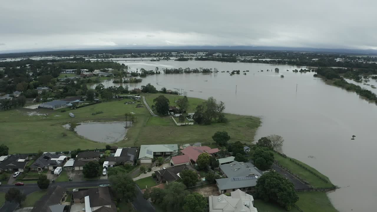 Vista aerea del ponte di Windsor da lontano durante le inondazioni.