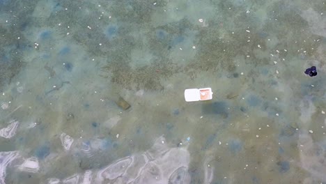 contaminación plástica en el océano causada por basura y desechos humanos, flotando y contaminando el medio ambiente oceánico