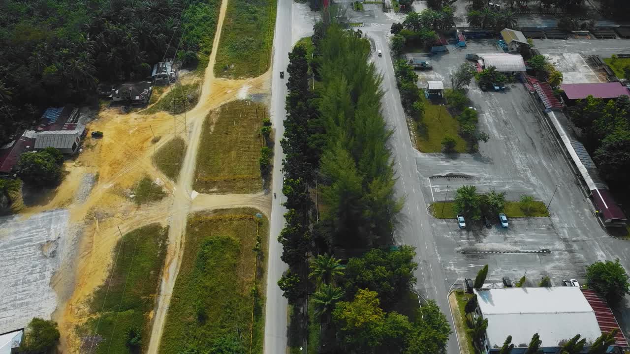 imágenes cinematográficas de drones de efluentes residenciales de molinos de aceite de palma consisten en edificios, casas, carreteras principales e infraestructura rodeadas de deforestación de árboles de aceite de palma ubicados en indonesia en full hd