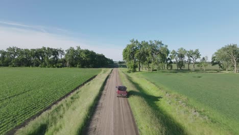 vista trasera de un camión conduciendo por una carretera rural en dakota del norte, estados unidos, por la tarde
