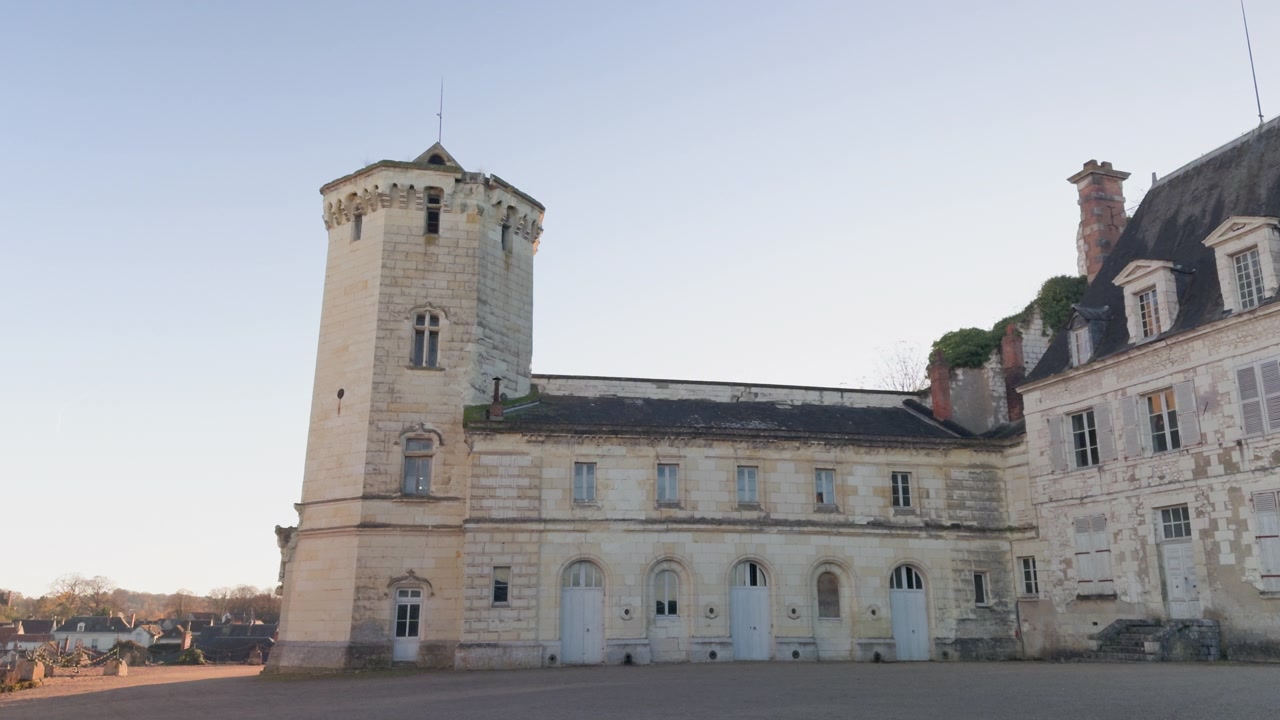 Esterno affascinante di un castello a Saint-Aignan sotto cieli sereni, pacifico e storico