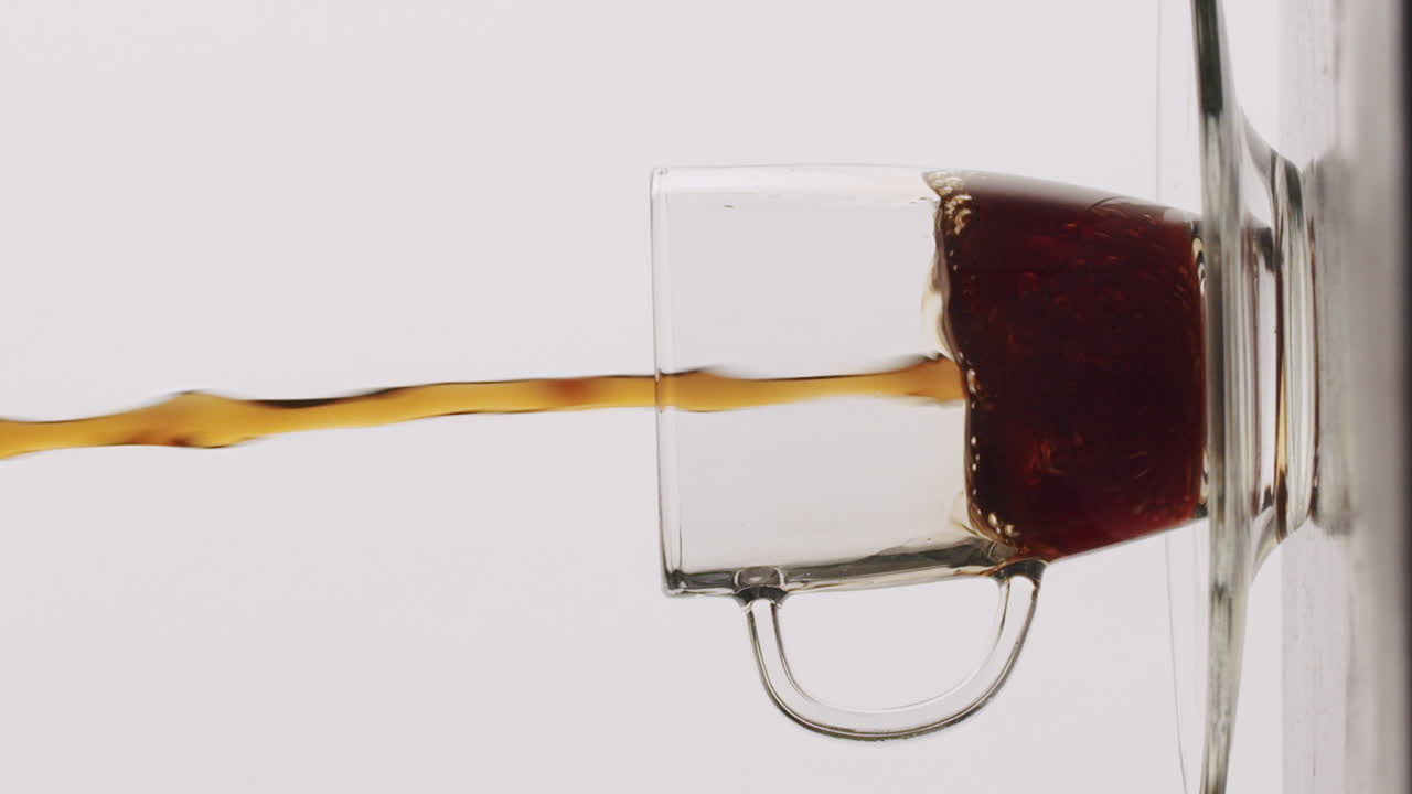 llenando un vaso con café-té en cámara lenta