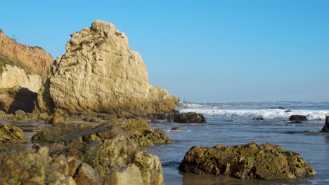 Wellen-Brechen-Sich-Zur-Goldenen-Stunde-Am-Ufer-Des-El-Matador-Beach-In-Malibu,-Kalifornien