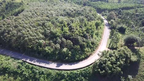 vista aérea de 4k de la carretera en la montaña en tailandia