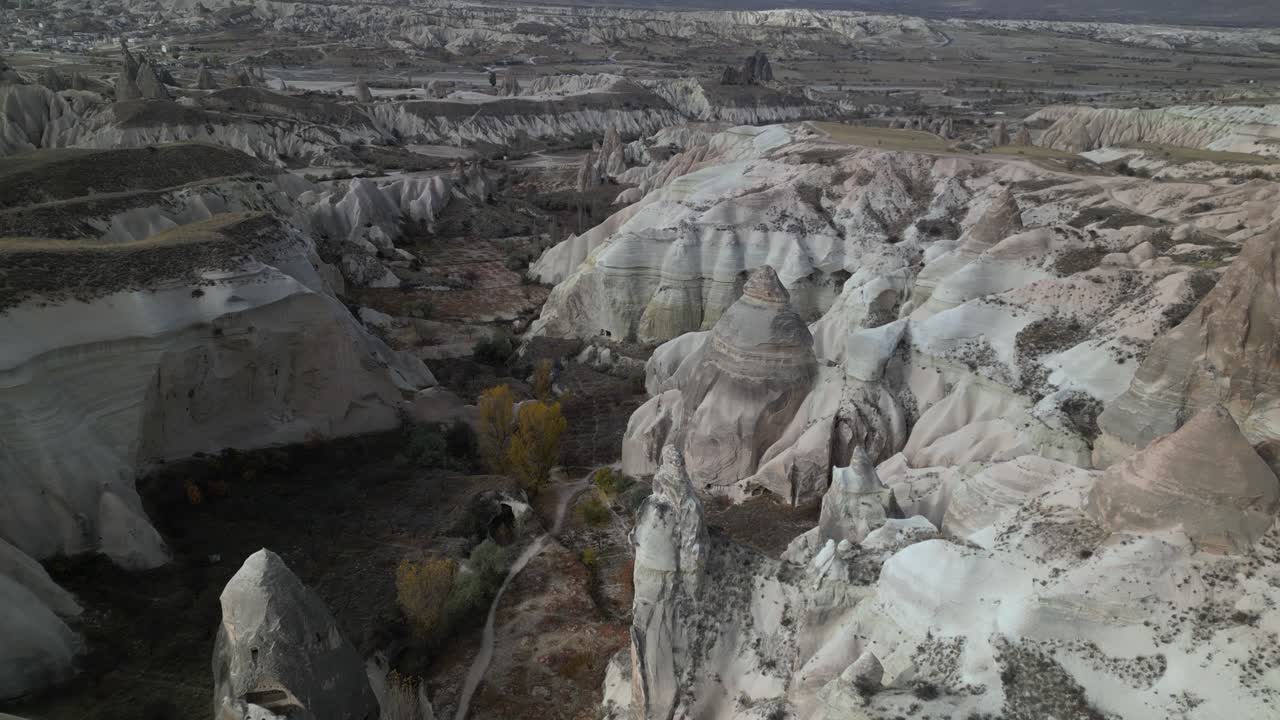 volando hacia la formación de roca volcánica en göreme, región de capadocia en el centro de turquía