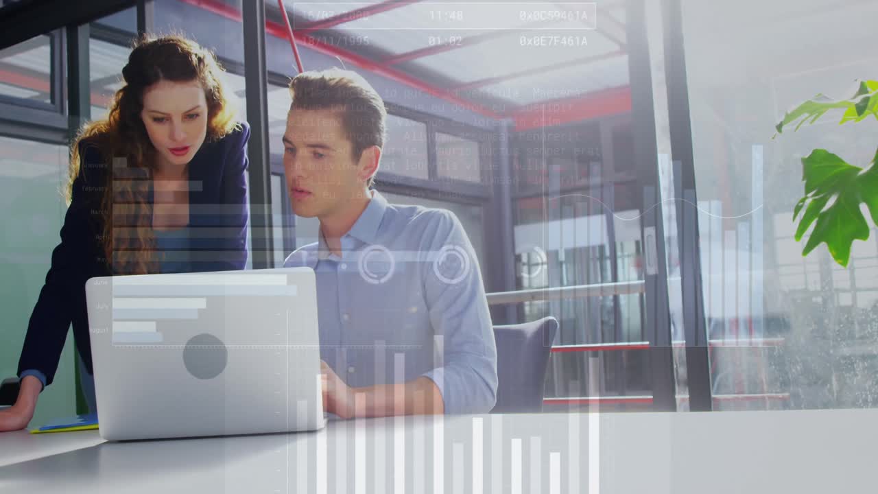 animación de gráficos, círculos y barras de carga, compañeros de trabajo caucásicos compartiendo ideas en la oficina