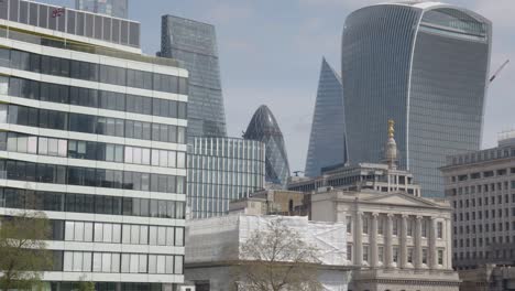 Blick-Vom-Boot-Auf-Die-Themse-Mit-Gebäuden-Auf-Die-Finanzielle-Skyline-Der-Stadt-London-3