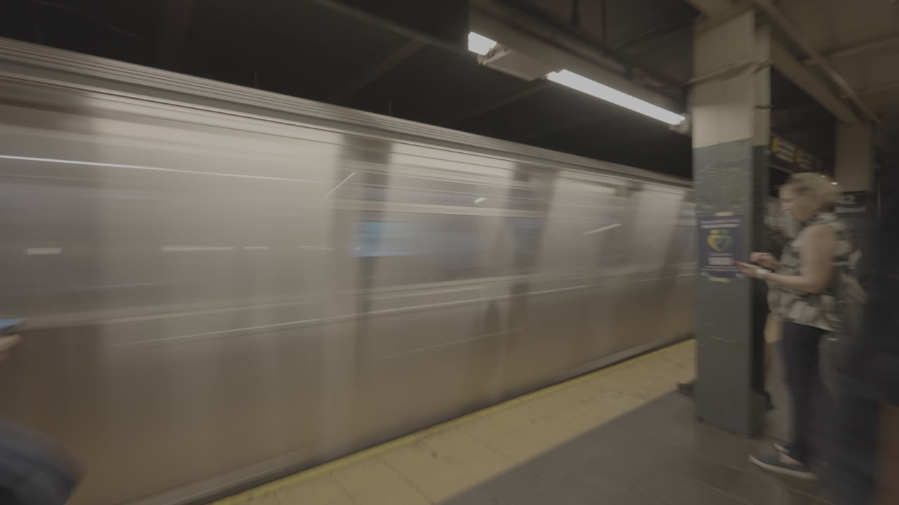 Treno della metropolitana sfocato che sfreccia in una stazione sotterranea