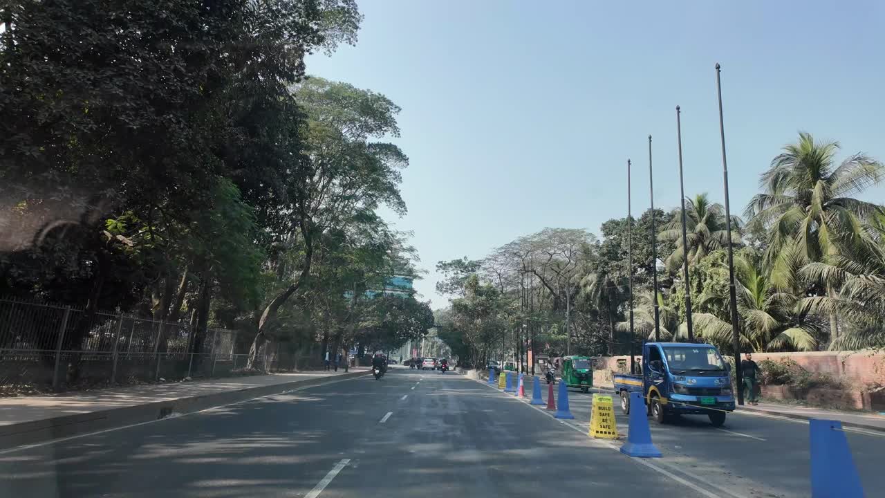 escena callejera de la ciudad con árboles y tráfico