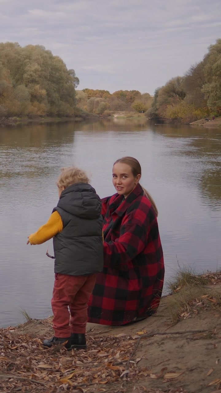Madre e bambino piccolo che trascorrono del tempo insieme lungo un fiume