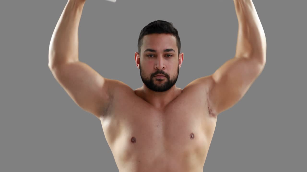 hombre musculoso serio levantando pesas