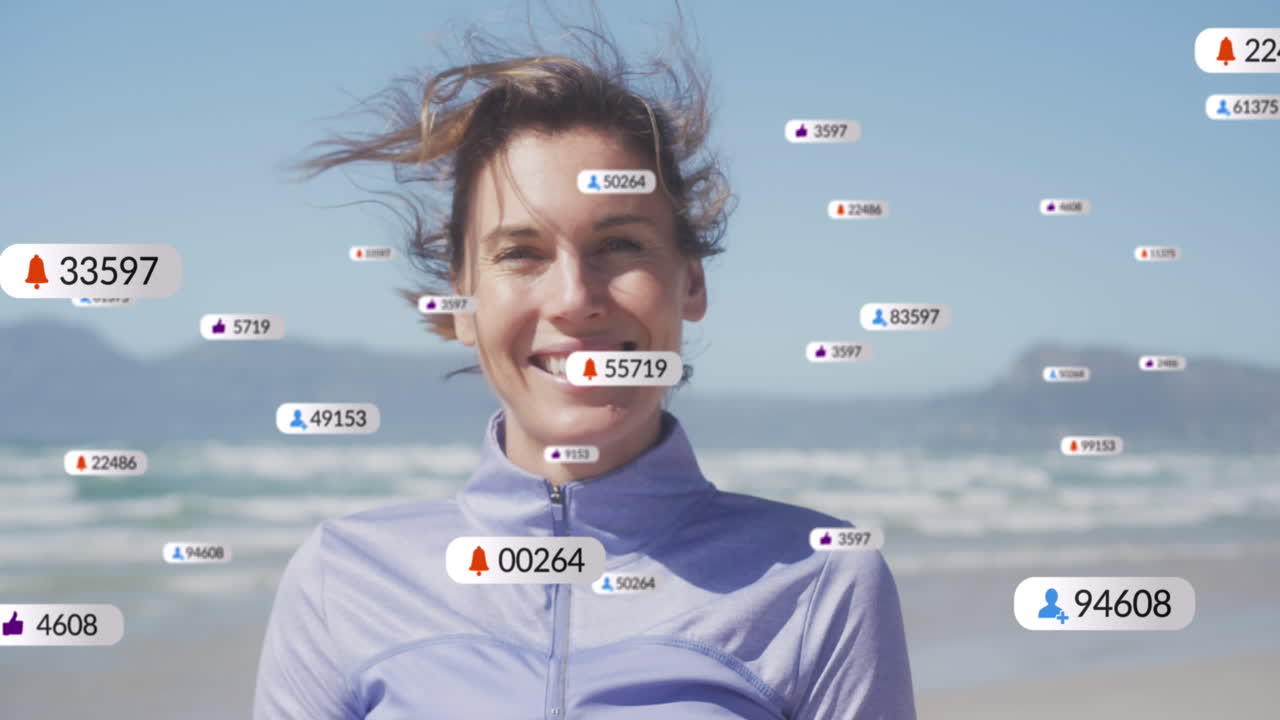 animación de notificaciones en las redes sociales, sobre una mujer sonriendo en la playa
